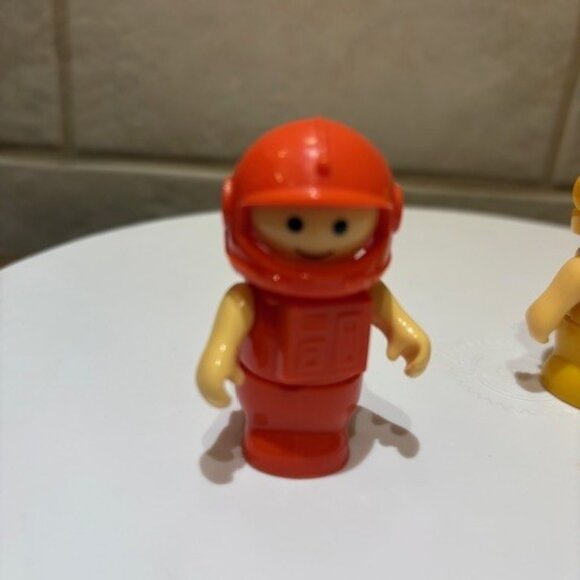 Set of 2 Vintage 1984 Fisher Price Little People Space Station Kit Figures - Picture 8 of 9